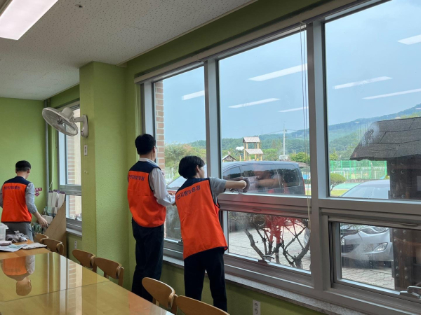 대전지방보훈청 직원들이 보육원 환경정화 활동을 하고 있다