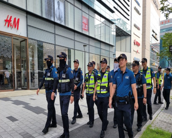 경찰관기동대가 둔산동 타임월드 주변을 집중순찰하고 있다