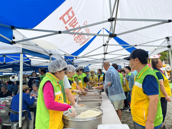 대전 서구 자원봉사센터 사랑의 밥차 활동 장면
