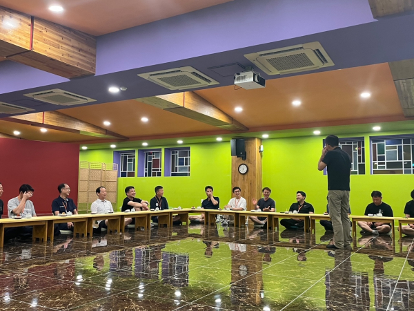 (사)김제동과어깨동무의 김제동 이사장이 청양산림항공관리소 임직원과 톡투유 시간에 대화를 나누고 있다.