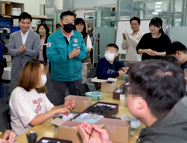 지난 20일 관내 복지시설을 찾은 가세로 태안군수.