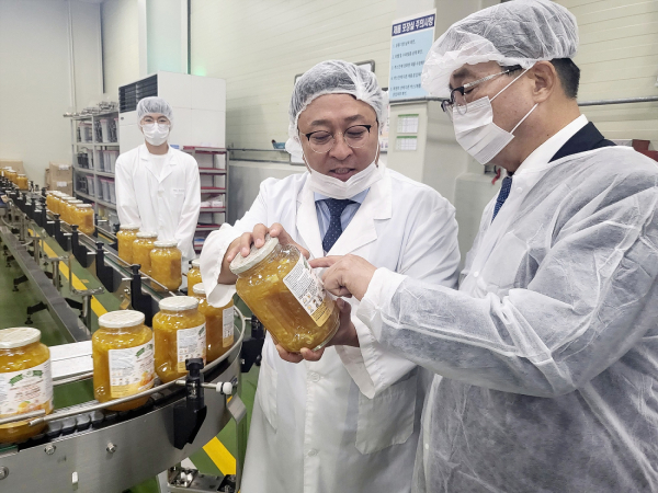 ㈜꽃샘식품 방문 현장* 한국농수산식품유통공사 김춘진 사장(우측1번째), 이상갑 ㈜꽃샘식품 대표(우측2번째)