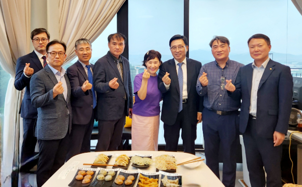 농업회사법인 한만두식품(주) 방문 현장* 한국농수산식품유통공사 김춘진 사장(우측3번째), 남미경 농업회사법인 한만두식품(주)대표(우측4번째)