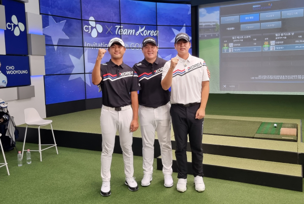 지난 20일 대전 골프존조이마루에서 열린 ‘CJ X Team Korea Invitational with GOLFZON’ 대회 현장에서 (왼쪽부터)조우영, 임성재, 장유빈 선수가 기념사진을 촬영하고 있다.
