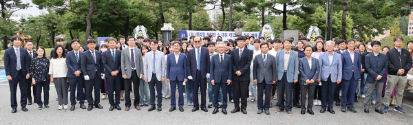 21일 정오 목원대 채플 윌리엄 해밀턴 쇼 대위 기념 흉상 앞에서 진행한 추모식에서 참석자들이 기념촬영을 하고 있다.