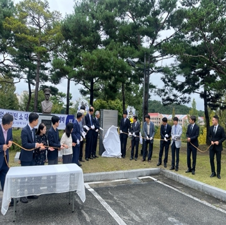 윌리엄 해밀턴 쇼 대위 흉상의 현충시설 안내판 제막식 모습