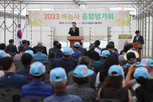 벼농사 평가회에서 오성환 시장님 인사말 모습