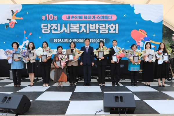 복지박람회 표창자들 부시장님과 함께