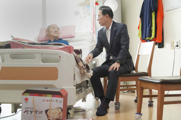 이완섭 서산시장이 22일 부춘동과 석남동에 거주하는 어르신을 찾아가 위문했다