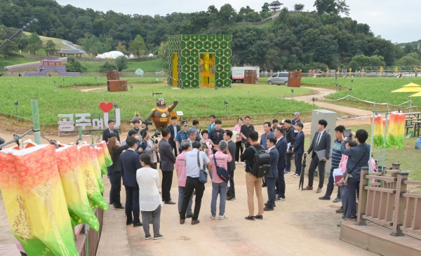 대백제전 현장 점검에 나선 김태흠 충남지사와 최원철 시장 모습