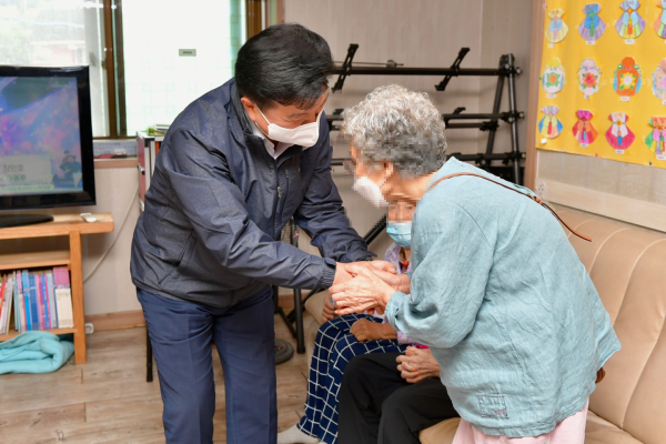 최재구 예산군수 노인요양시설 방문 모습