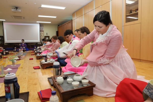 원어민 보조교사를 위한 k-전통문화 체험 진행 모습
