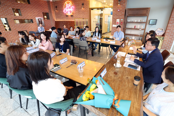 최교진 교육감과 엠제트(MZ)세대 공무원들이 이야기를 나누고 있다.