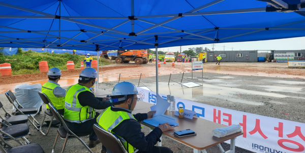 성기 호남본부장(가운데)이 지난 20일 호남고속철도 2단계 제6공구 노반건설공사 현장에서 ‘호남본부 비상대응훈련’을 참관하고 있다.