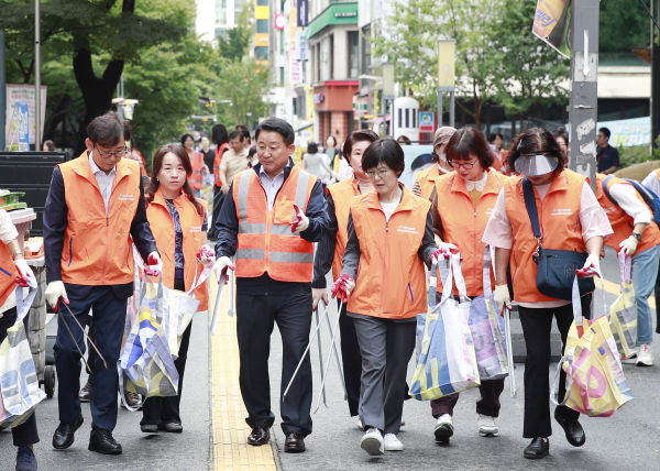 갤러리아 타임월드 일원에서 열린 추석맞이 플로깅 캠페인 장면