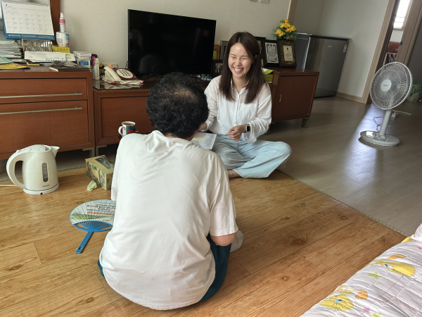 동 행정복지센터 공무원이 어르신 가정에 방문하여 조사를 진행하고 있다.