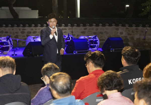 최충규 대덕구청장이 지난 23일 동춘당 역사공원 내 동춘당종택 사랑채 앞마당에서 열린 ‘김호연재 여성문화축제’에 참석해 인사말을 전하고 있다.