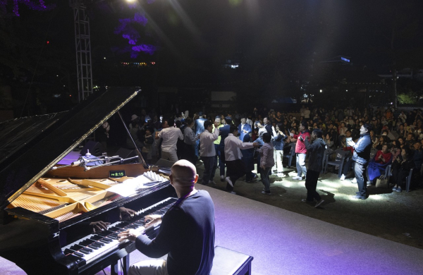 김호연재 여성문화축제’에 참여한 관람객 등이 무대에 참여해 즐기고 있는 모습.