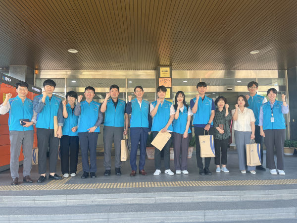 한국수자원공사 수도부문 직원들이 각 가정방문 전 단체 기념촬영과 함께 사회공헌 의지를 다지고 있다.