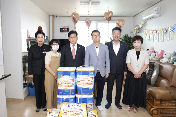 위문품 전달 기념사진/천안시의회 제공