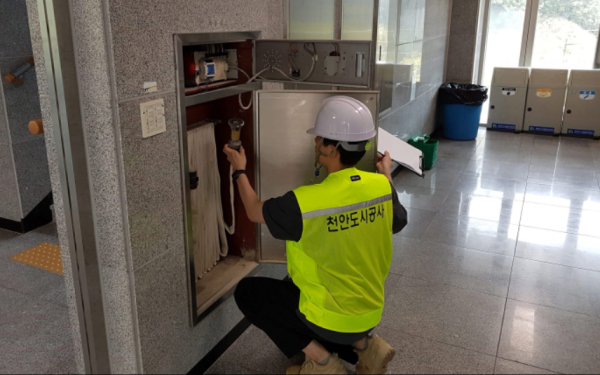 시설 안전점검 진행 장면/천안시 제공