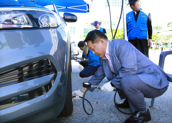 서구 2023년 추석 맞이 귀성 차량 무상점검 장면