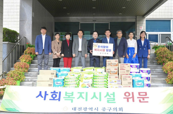 (왼쪽부터)오은규 의원,오한숙 의원, 김옥향 의원,안형진 의원, 윤양수 의장, 육상래 부의장, 류수열 의원, 유은희 의원, 김선옥 의원