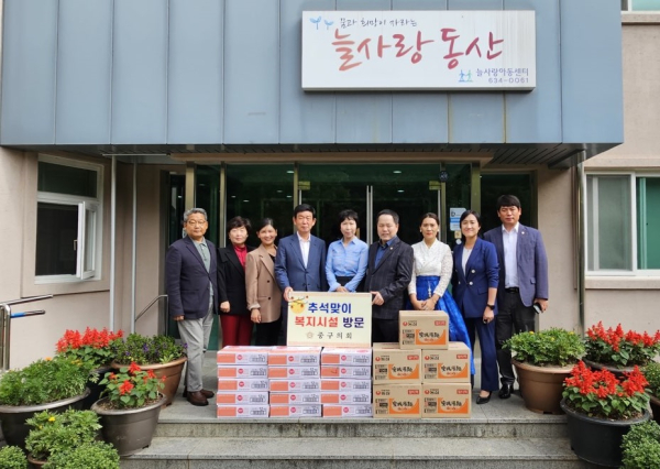 (왼쪽부터)류수열 의원,김옥향 의원,오한숙 의원,육상래 부의장, 김용숙 늘사랑아동센터 원장, 윤양수 의장, 유은희 의원, 김선옥 의원, 오은규 의원