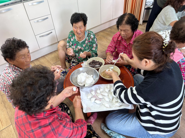 연동면 마을회관에서 송편 빚기 교류회 진행 모습