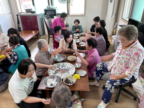 연동면 마을회관에서 송편 빚기 교류회 진행 모습