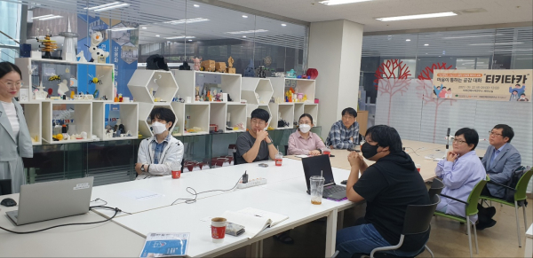 지난 22일 유성구에 위치한 사회적기업인 따뜻한메이커연구소㈜에서 ‘마음이 통하는 공감대화’ 재직자 교육 모습