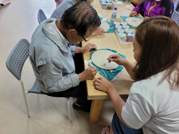 치매 환자 가족 힐링 프로그램 ‘도예 체험’