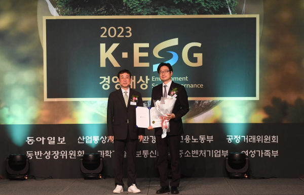 지난 25일 더 플라자 호텔 서울에서 열린 2023 K-ESG 경영대상 시상식에서 (왼쪽부터)동아일보 천광암 논설주간, 골프존 김성한 실장이 기념사진