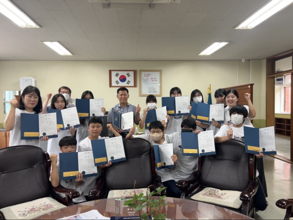 대전송촌중학교 오영일 교장 선생님(가운데)과 수상 기념사진