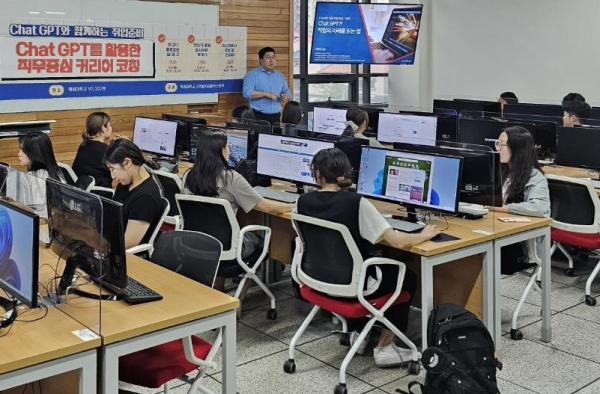 목원대의 한 강의실에서 학생들이 챗GPT 활용 직무중심 커리어코칭 특강을 듣고 있다.