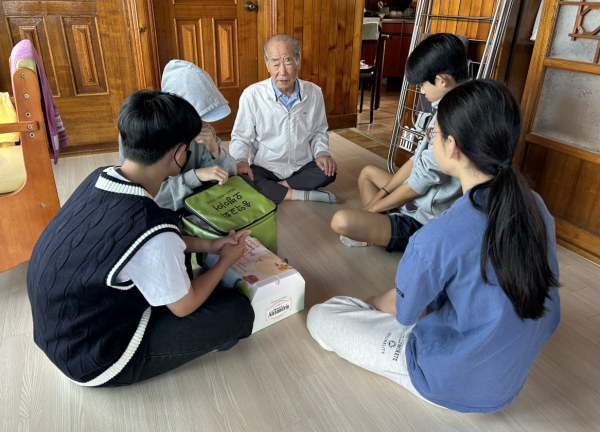 송남중 학생들이 23일 추석을 맞아 동네손주 봉사활동을 진행했다