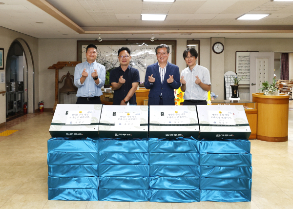 26일 정용래 유성구청장(오른쪽, 세 번째)이 선우치매센터를 방문했다.