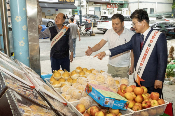 최충규 대덕구청장(사진 오른쪽)이 법동시장에 방문해 시장 상인과 대화를 나누고 있다.