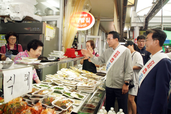 27일 서산동부전통시장에서 이완섭 서산시장이 김태흠 충남도지사가 캠페인을 벌이고 시장 상인들과 소통하는 시간을 가졌다.