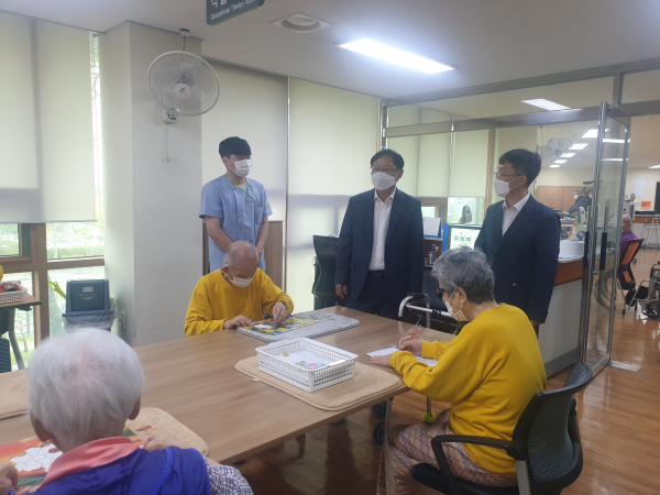 강만희 대전지방보훈청장이 대전보훈요양원을 방문하여 시설을 둘러보고있다