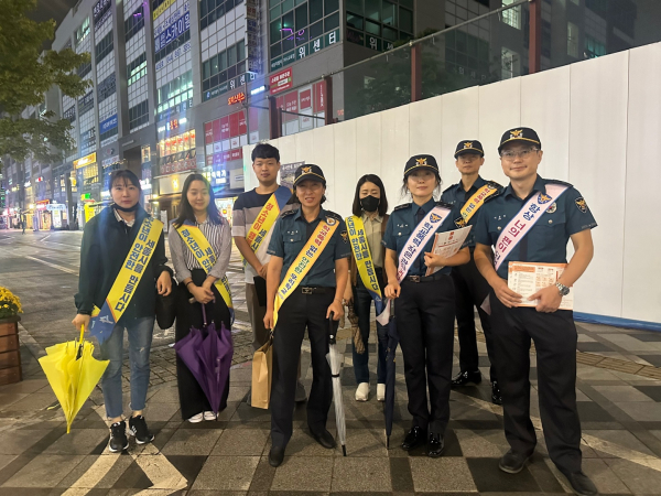 합동점검반이 보람동 주변의 유해환경을 점검하고 있다.