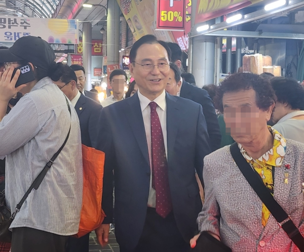 천안중앙시장을 찾은 박상돈 천안시장/사진=박동혁 기자