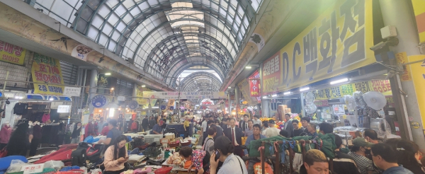 명절을 하루 앞두고 많은 시민이 몰린 천안중앙시장/사진=박동혁 기자