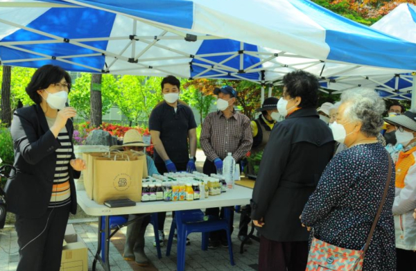 인사하는 최인자 농업기술센터 소장
