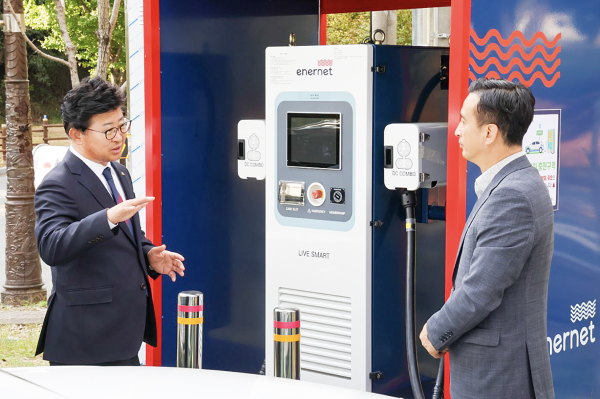 최충규 대덕구청장(사진 왼쪽)이 4일 비래동 길치문화공원에서 열린 전기자동차 충전시설 시연식에 참석해 설명을 듣고 있다.]