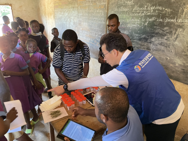 검체채취 용기 배포 및 검체 수거