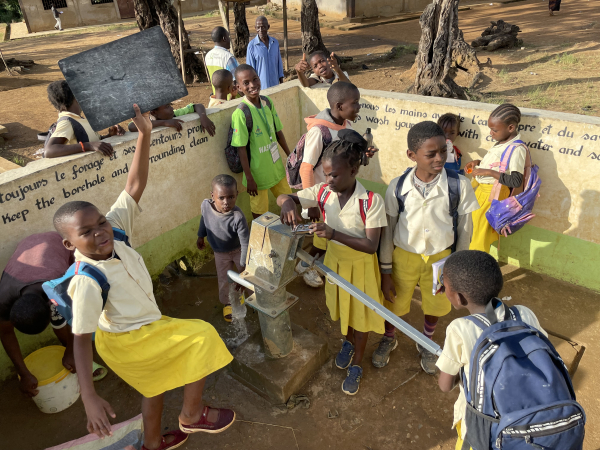 식수시설에서 아이들이 물을 기르고 있다