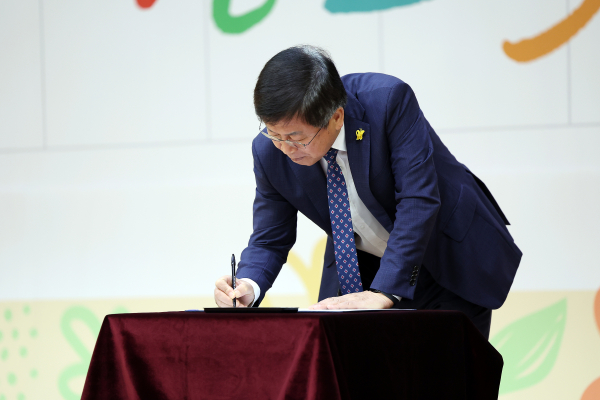 최교진 교육감이 주민 발의 '세종특별자치시 교육활동보호조례(안)'에 동의하는 서명을 하고 있다.