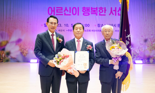 5일 문화회관에서 열린 노인의 날 기념행사에서 유공자 표창 모습