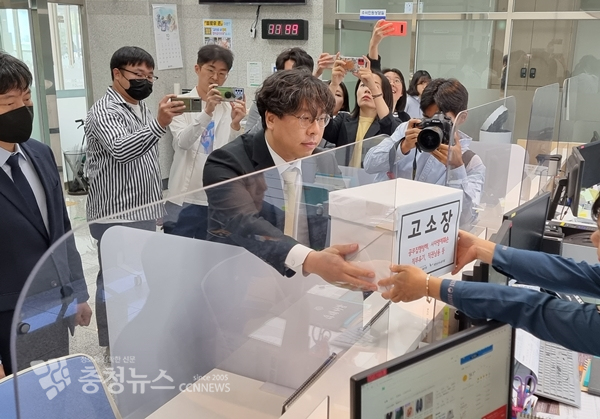 고 용산초 교사 유가족의 고소를 대리한 박상수 변호사가 고소장 및 관련 서류들을 경찰에 제출하고 있다.